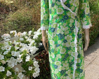 1960s Very Pretty Housecoat Dress in a Striking Flower Power Green Blue and White Floral trimmed in Broderie Anglais Size 34 inch Chest