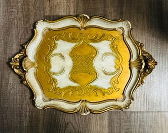 Bandeja de tocador italiana florentina vintage dorada y blanca con borde festoneado y asas, 43 x 30 cm.