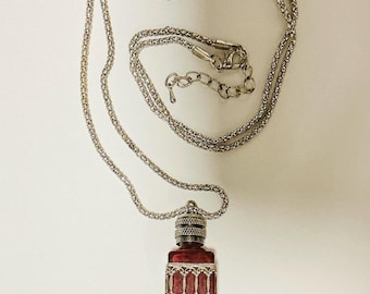 Vintage La Vie Parisienne collar colgante de botella de perfume de vidrio rojo con cadena de 30"