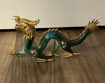 Figura de dragón chino vintage de Foo Dog, verde con cloisonné dorado. Medidas: 23 x 13 x 7,6 cm.