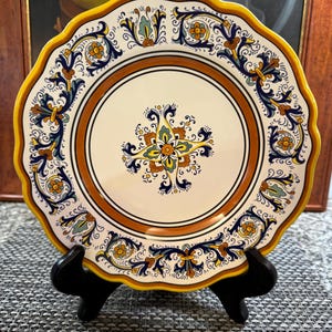 Sur La Table Italiaanse handgeschilderde saladeborden set van 2 8,5" geschulpte majolicastijl geelblauwe bloemen afbeelding 3