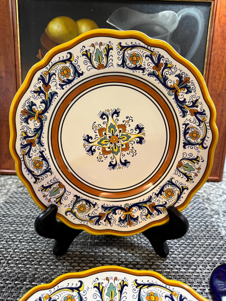 Sur La Table Italiaanse handgeschilderde saladeborden set van 2 8,5" geschulpte majolicastijl geelblauwe bloemen afbeelding 3