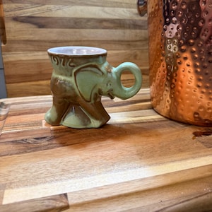 Taza vintage de elefante Frankoma – Cerámica Prairie Green – Taza pequeña con figura de animal – Decoración de cocina retro - pequeña 4” x 3”