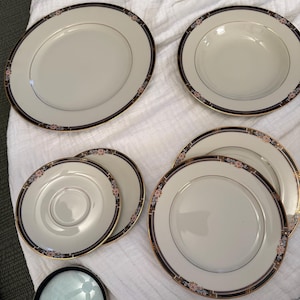 Mikasa Florisse Black L2801 Fine China Lot 1 Piatto da portata, 1 Ciotola da zuppa, 2 Piatti da insalata, 2 Piattini • Giappone • Vintage floreale con bordo nero e oro