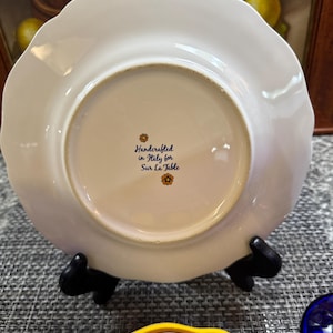 Op de afbeelding: Een set van drie keramische mokken met een gespikkelde, matte afwerking. De mokken zijn in cr&egrave;me, lichtgrijs en donkergrijs. Elke mok heeft een eenvoudig, minimalistisch ontwerp.