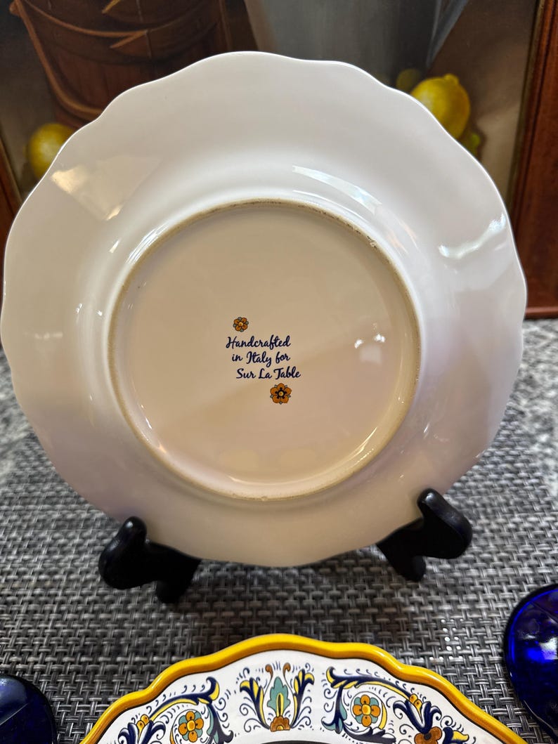 Op de afbeelding: Een set van drie keramische mokken met een gespikkelde, matte afwerking. De mokken zijn in cr&egrave;me, lichtgrijs en donkergrijs. Elke mok heeft een eenvoudig, minimalistisch ontwerp.