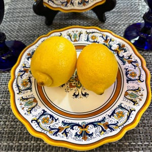 Sur La Table Italiaanse handgeschilderde saladeborden set van 2 8,5" geschulpte majolicastijl geelblauwe bloemen afbeelding 2