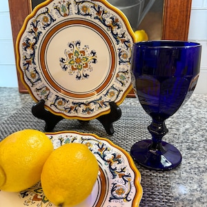 Sur La Table Italiaanse handgeschilderde saladeborden set van 2 8,5" geschulpte majolicastijl geelblauwe bloemen afbeelding 4