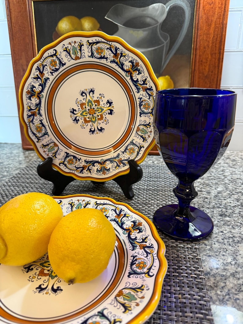 Sur La Table Italiaanse handgeschilderde saladeborden set van 2 8,5" geschulpte majolicastijl geelblauwe bloemen afbeelding 4