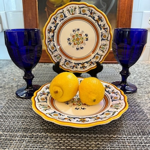 Sur La Table Italiaanse handgeschilderde saladeborden set van 2 8,5" geschulpte majolicastijl geelblauwe bloemen afbeelding 1