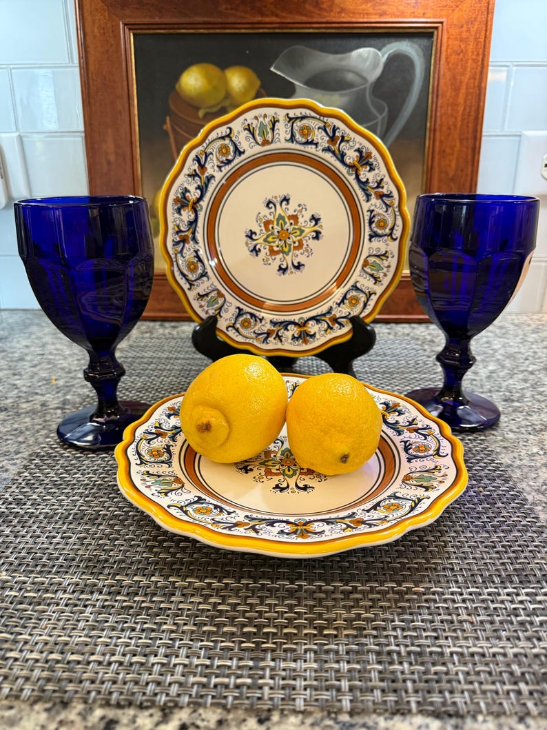 Sur La Table Italiaanse handgeschilderde saladeborden set van 2 8,5" geschulpte majolicastijl geelblauwe bloemen afbeelding 1