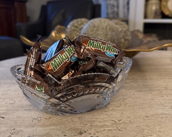 Voeg tijdloze charme toe aan je collectie met deze prachtige vintage persglazen schaal. Met een ingewikkeld ruit- en waaiermotief.