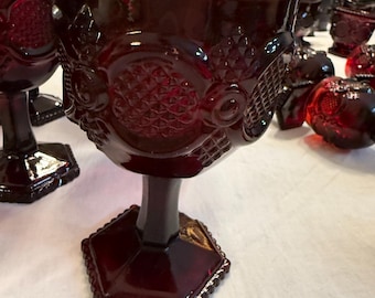 Avon 1876 Cape Cod robijnrode waterbekers – 1 grote 6" x 3,5" vintage glazen cranberryglas