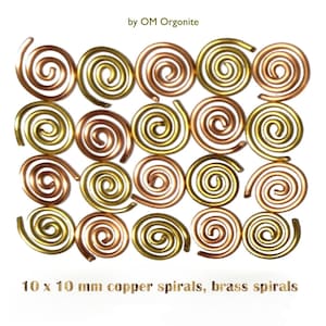 Könnte beinhalten: Ein Raster aus Kupfer- und Messingspiralen, jeweils etwa 10 mm im Durchmesser. Die Spiralen weisen verschiedene Gold- und Kupfertöne auf. Der Text am unteren Rand lautet "10 x 10 mm copper spirals, brass spirals".