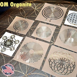 Könnte beinhalten: Eine Sammlung quadratischer Aufkleber mit metallischen geometrischen Mustern, darunter konzentrische Kreise, eine Blume des Lebens und ein Metatron-Würfel-Design. Der Text OM Orgonite ist oben links und ein US-Flaggen-Symbol unten links zu sehen.