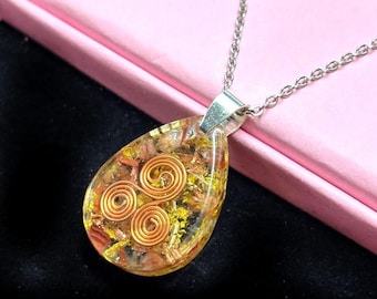 Colgante de orgonita con forma de gota de triskelion / Joyería en espiral de cobre