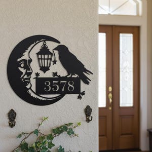 Pode incluir: Uma placa de madeira rústica com o texto "Welcome to our home" em letras brancas. A placa apresenta um acabamento desgastado e um design simples e convidativo, perfeito para a decoração da entrada.