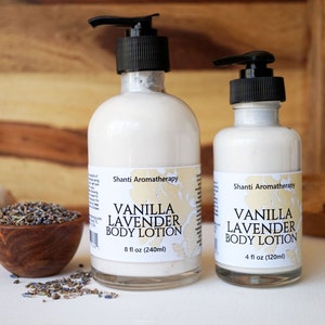 Puede incluir: Dos botellas de vidrio de loción corporal de vainilla y lavanda, una botella de 8 onzas líquidas y una botella de 4 onzas líquidas. Ambas botellas tienen una etiqueta blanca con texto negro que dice "Shanti Aromatherapy" y "Vanilla Lavender Body Lotion".