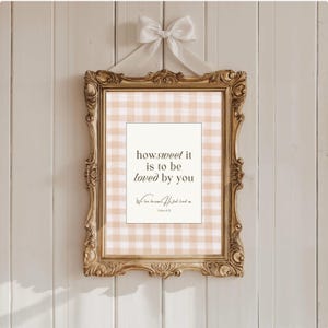 Arte de pared para guardería con versículo bíblico de 1 Juan 4:19, decoración para habitación de niña, regalo cristiano de guinga rosa para mamá primeriza, regalo para baby shower