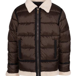 Könnte beinhalten: Braune Pufferjacke mit cremefarbenem Shearling-Kragen und -Besatz. Die Jacke hat einen schwarzen Reißverschluss und schwarze Paspeln entlang der Nähte und Taschen. Die Jacke hat ein gestepptes Design.