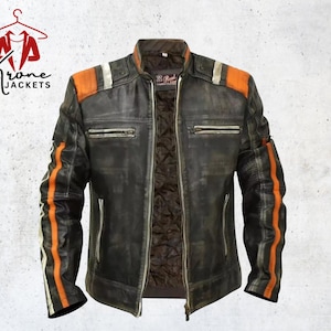 Pode incluir: Casaco de couro preto desgastado com listras laranja e brancas nas mangas e ombros. O casaco tem fecho de correr, dois bolsos com zíper e forro marrom acolchoado. A marca "Krone Jackets" é visível.