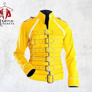 Peut inclure: Veste en cuir jaune vif avec col noir et liserés blancs. Elle comporte plusieurs sangles horizontales avec boucles argentées. Les manches sont longues et la veste est présentée sur un fond neutre. Le logo "Krone Jackets" est visible en haut à gauche.