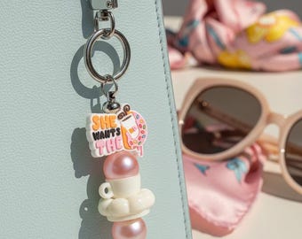 Op Dunkin Donuts geïnspireerde sleutelhanger, roze donut koffietasbedel