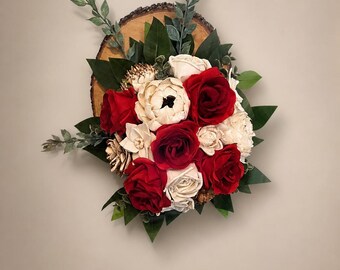 Arreglo floral de madera de sola roja y marfil sobre rodaja de madera rústica / Decoración floral de pared hecha a mano / Arte botánico de estilo rústico / Flores permanentes /