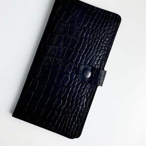 Men&#39;s genuine leather wallet with crocodile embossing SR028, black – a stylish leather wallet for documents and banknotes