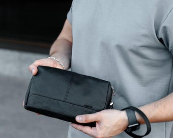 Grained Black Leather Clutch Bag: Elegant Men's Accessory