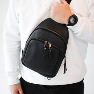 Bolso bandolera de piel auténtica negra para hombre: bolso bandolera compacto de piel para ciudad y viajes.