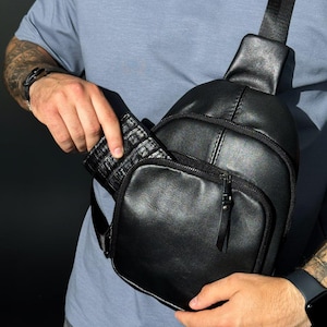 Bolso bandolera de piel auténtica negra para hombre: cómodo bolso bandolera de piel para ciudad y viajes.