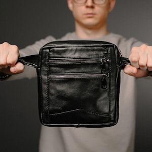 Black Messenger Bag ST001 Made of Genuine Smooth Leather – Stylish Men’s Crossbody Leather Bag