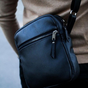 Men’s Black Genuine Textured Leather Messenger Bag – Comfortable Leather Crossbody Bag for City and Work