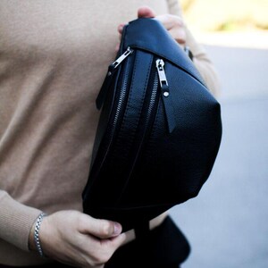 Men&#39;s Waist Bag in Black Genuine Grained Leather – a convenient leather bag for everyday use