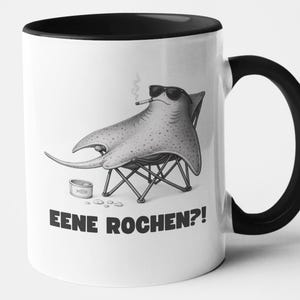 Könnte beinhalten: Weißer Keramikbecher mit schwarzem Innenraum und Henkel. Der Becher zeigt eine Graustufen-Illustration eines Stachelrochens mit Sonnenbrille, der raucht und auf einem Klappstuhl sitzt. Der Text "EENE ROCHEN?!" steht darunter.