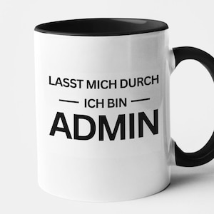 Könnte beinhalten: Weißer Keramikbecher mit schwarzem Innenraum, Henkel und Rand. Der Becher trägt den Text "LASST MICH DURCH - ICH BIN - ADMIN" in Schwarz, eine humorvolle Aussage. Der Becher ist für Heißgetränke konzipiert.