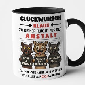 Könnte beinhalten: Weißer Keramikbecher mit schwarzem Innenraum und Henkel. Der Becher hat ein humorvolles Design mit drei Cartoon-Katzen und deutschem Text. Der Text enthält die Wörter "Glückwunsch Klaus" und "Deine Kollegen".