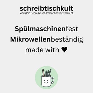 May include: Image features the text "schreibtischkult" and "Sp&uuml;lmaschinenfest Mikrowellenbest&auml;ndig made with" with a heart symbol. A cartoon mug with pencils and pens is in a green circle.
