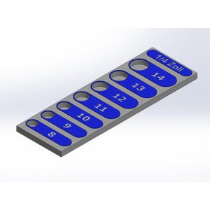 Puede incluir: Una herramienta rectangular gris con cortes ovalados azules y texto azul. Los cortes están etiquetados con los números 8 a 14, y "1/4 Zoll". La herramienta está diseñada para medir o calibrar.