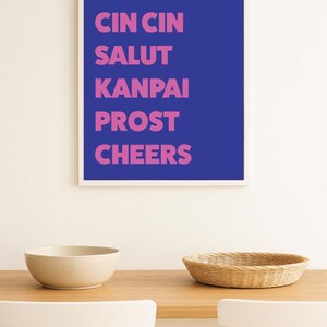 Cin Cin、Salut、Kanpai、Prost、Cheers – 乾杯のウォールアートプリント、タイポグラフィバーカートの装飾、モダンなキッチンポスター – デジタルダウンロード