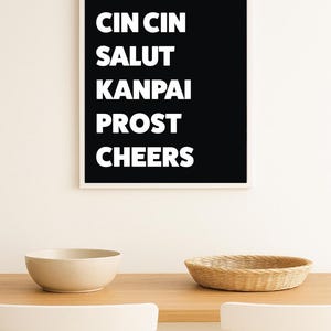 Cin Cin、Salut、Kanpai、Prost、Cheers – 乾杯のウォールアートプリント、タイポグラフィバーカートの装飾、モダンなキッチンポスター – デジタルダウンロード