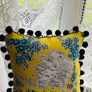 Almohada decorativa con pompón y pañuelo de recuerdo vintage hecho a mano con el mapa del estado de Alaska, color amarillo aguamarina y azul marino