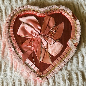 Caixa de chocolate Sanders Detroit com fitas rosa e renda em formato de coração para o Dia dos Namorados