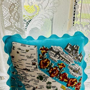 Almohada decorativa vintage hecha a mano con diseño de cuadros vichy de California, color verde agua, rojo, amarillo y blanco, con ribete de pañuelo y mapa del estado.