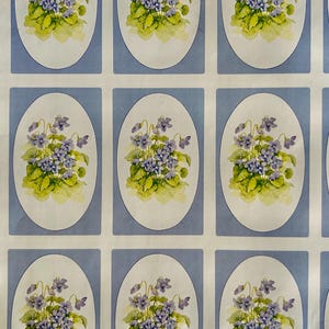 Papel de regalo vintage con ramos de violetas moradas y flores de jardín estilo cabaña de Marian Heath para cualquier ocasión.