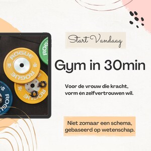 Op de afbeelding: Een digitale tablet toont gewichtsplaten met de tekst "ROGUE" en "35". De afbeelding bevat de tekst "Start Vandaag" en "Gym in 30min". De achtergrond is wit met roze en perzik kleurige abstracte vormen.