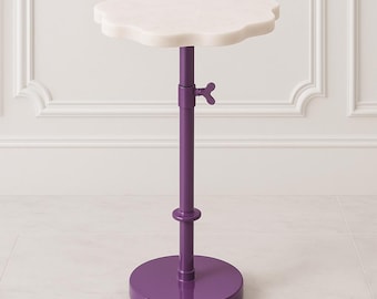 Puede incluir: Pequeña mesa auxiliar ajustable con una tapa de mármol blanco en forma de nube. La mesa tiene un tallo ajustable de color púrpura vibrante y una base redonda. La altura es ajustable con una perilla en forma de mariposa. Una pieza de acento elegante.