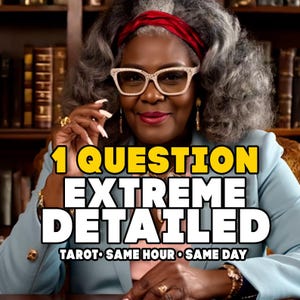 Könnte beinhalten: Das Bild zeigt eine Frau mit grauem Haar, Brille und rotem Stirnband. Der Text überlagert "1 QUESTION EXTREME DETAILED" mit "TAROT • SAME HOUR • SAME DAY" darunter. Sie trägt einen blauen Blazer und Goldschmuck und lächelt.