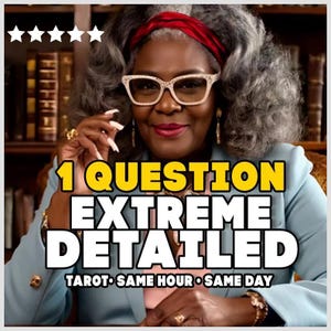 Könnte beinhalten: Eine Person mit grauem Haar trägt ein rotes Stirnband, eine weiß umrandete Brille und einen hellblauen Blazer. Das Bild zeigt fünf weiße Sterne und den Text: 1 QUESTION EXTREME DETAILED TAROT SAME HOUR SAME DAY. Im Hintergrund ein Bücherregal.